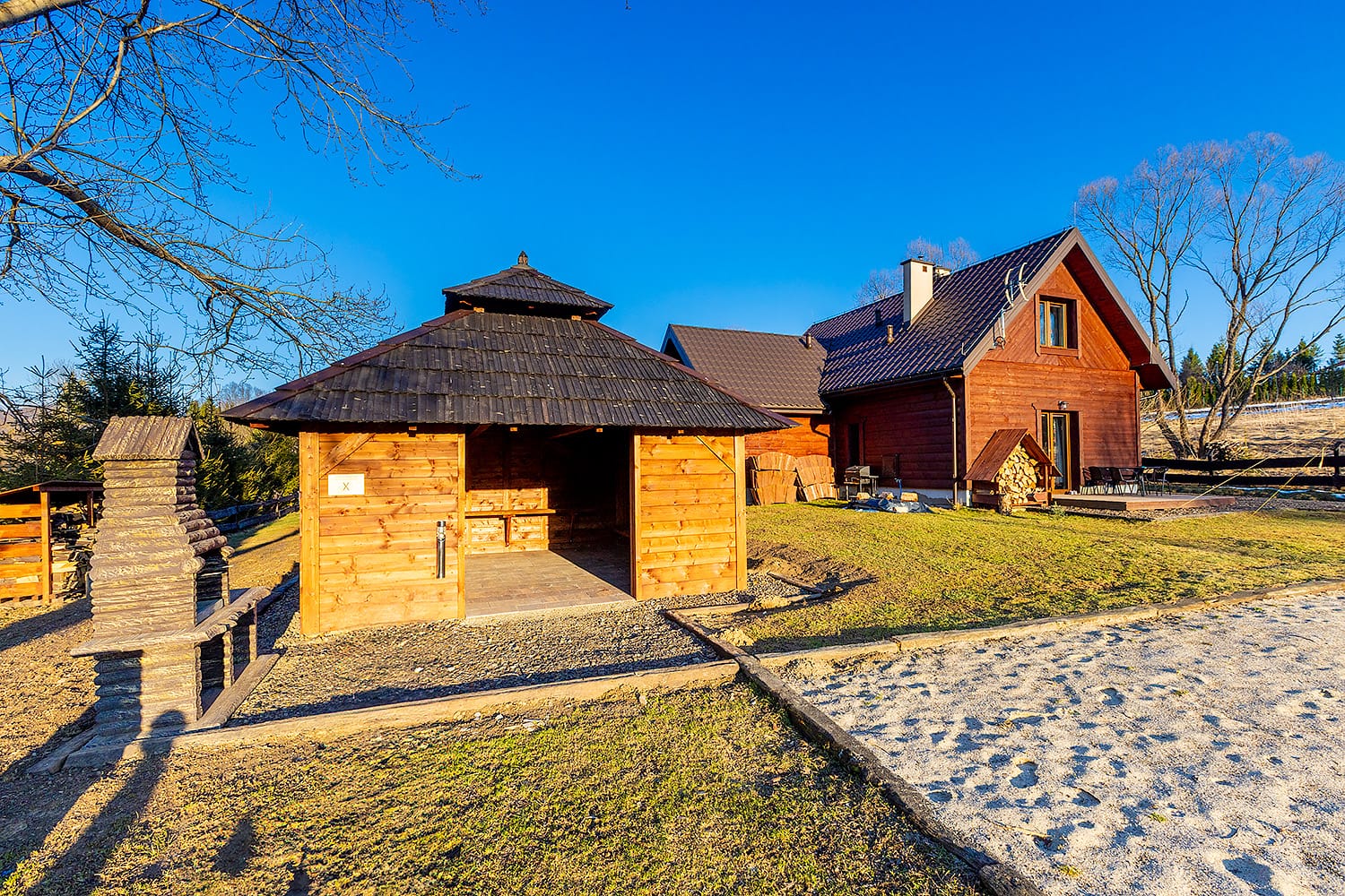 ZADASZONA WIATA GRILOWA